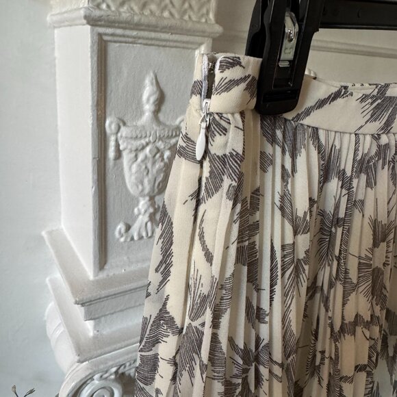 Banana Republic Pleated Skirt - Picture 3 of 15